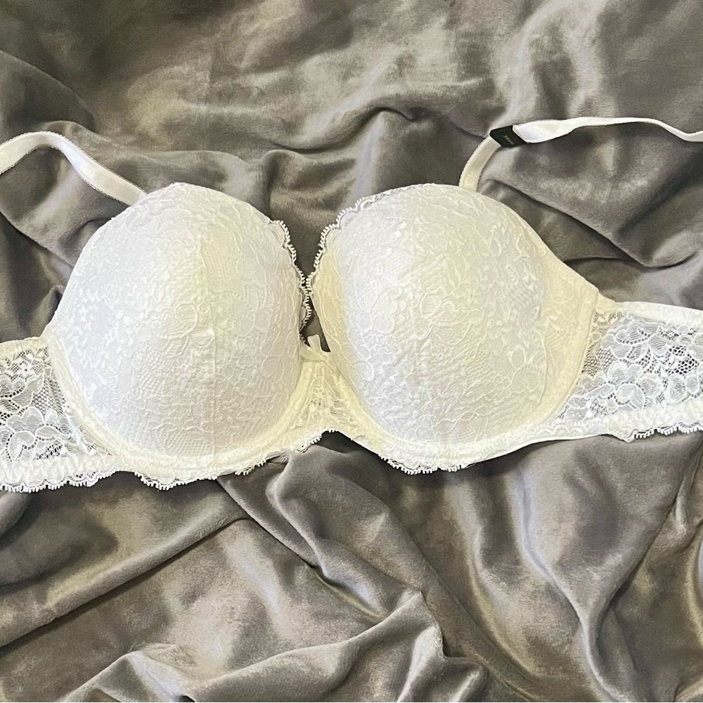 Brand new Victoria’s Secret Lace Dream Angels Push Up Bra. White Lace.